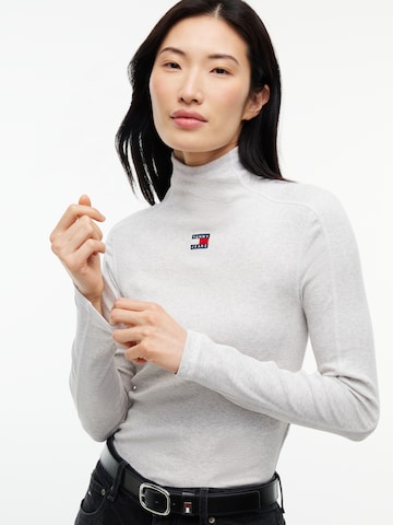 Tricou de la Tommy Jeans pe gri