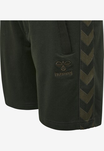 Hummel Regular Workout Pants in Green