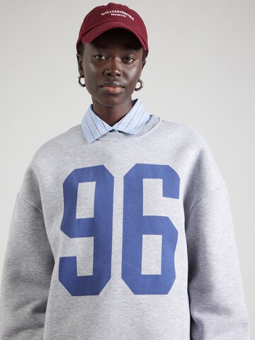 STUDIO SELECT Sweatshirt 'Jella' i grå