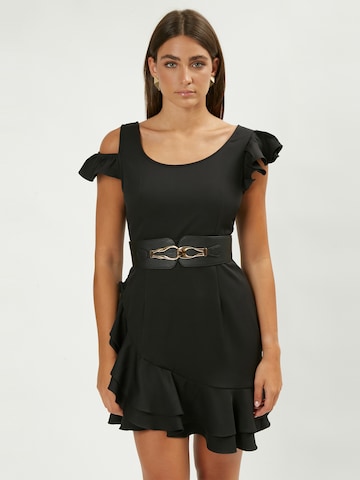 Influencer Φόρεμα σε μαύρο: μπροστά