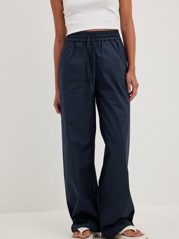 NA-KD Loose fit Pants in Blue: front