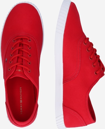 TOMMY HILFIGER Låg sneaker 'Essential' i röd