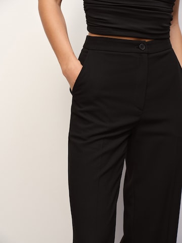 RÆRE by Lorena Rae Regular Trousers with creases 'Romina' in Black