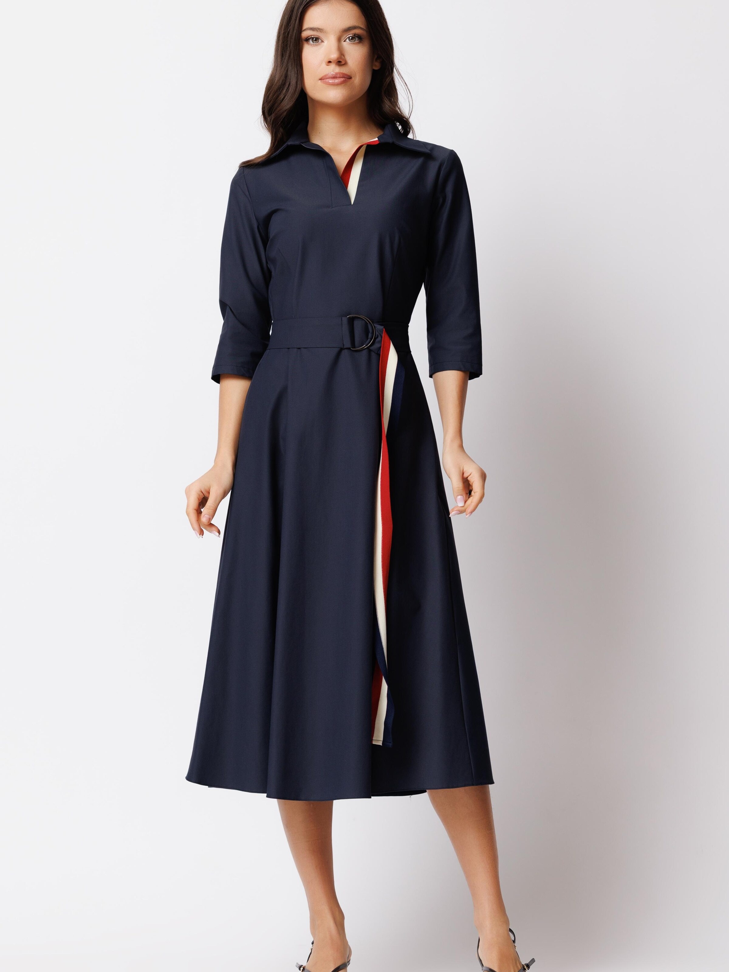 Couture de Marie Klänning 'Midi A-Line Office Dress with V-Neck – Iris' i blå: framsida