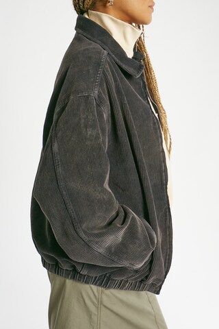 BDG Urban Outfitters Prehodna jakna 'Harrington' | siva barva: sprednja stran