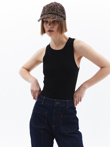 OXXO Top in Black: front