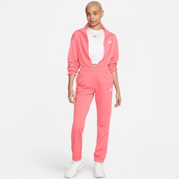 Nike Sportswear Trainingspak 'Essential' in Roze