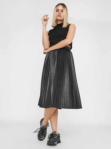 Noisy may Skirt 'Hill' in Black