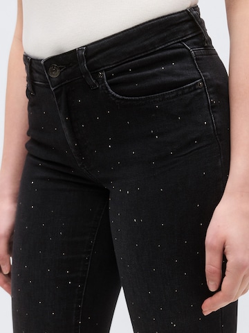 Only Tall Levenevä Farkut 'ONLBLUSH' värissä musta