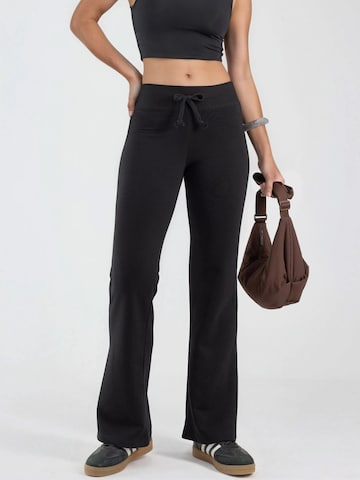 Flared Pantaloni di Busem in nero: frontale