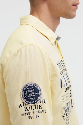 CAMP DAVID Regular Fit Jacquard-Langarmhemd mit Artworks in Gelb: Vorderseite