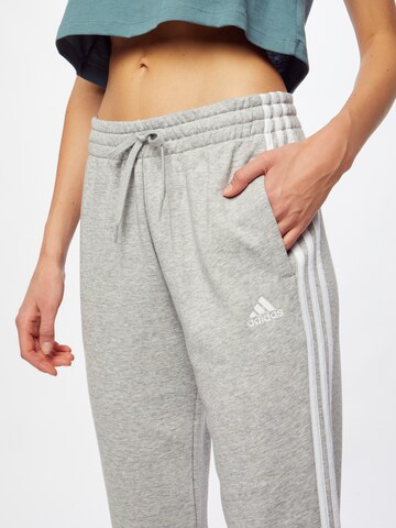 pilka ADIDAS SPORTSWEAR Siaurėjantis Sportinės kelnės 'Essentials French Terry 3-Stripes'