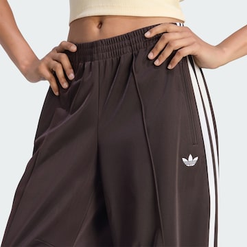 ADIDAS ORIGINALS - Barrel Pantalón 'Firebird' en marrón