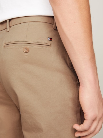 smėlio TOMMY HILFIGER Standartinis „Chino“ stiliaus kelnės 'CHELSEA ESSENTIAL'