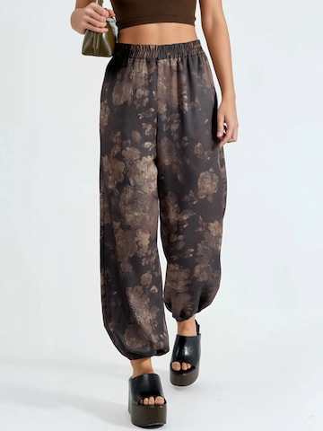Qu Style Tapered Trousers in Brown: front