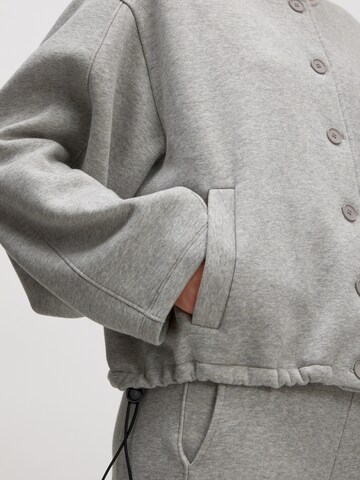 Veste de survêtement 'Jilian' EDITED en gris