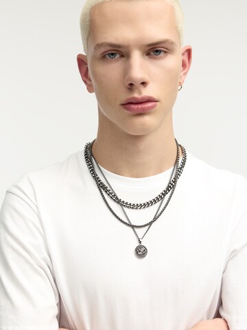 Chaîne Pull&Bear en argent : devant