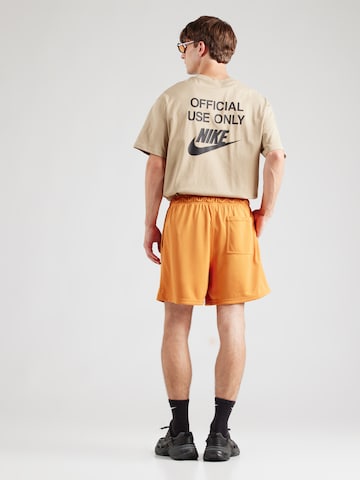 Regular Pantaloni 'CLUB FLOW' de la Nike Sportswear pe portocaliu