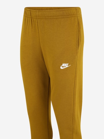 Nike Sportswear Tapered Broek in Geel