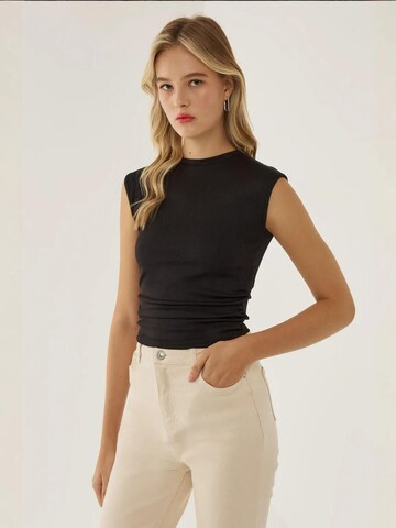 Hiccup Top in Black