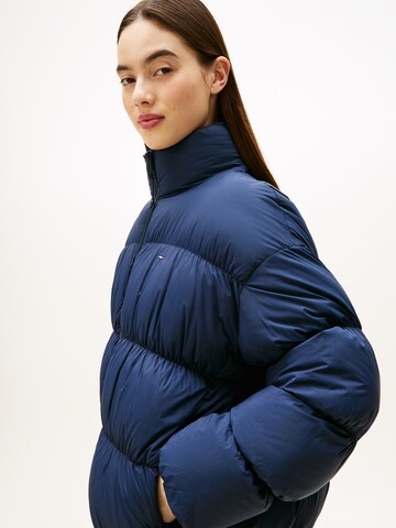 Tommy Jeans Talvitakki värissä sininen