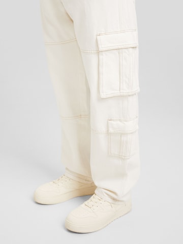 Loosefit Jeans cargo di Bershka in bianco