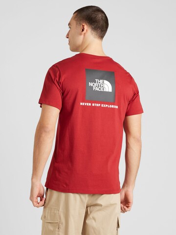 Tricou 'REDBOX' de la THE NORTH FACE pe roșu: față