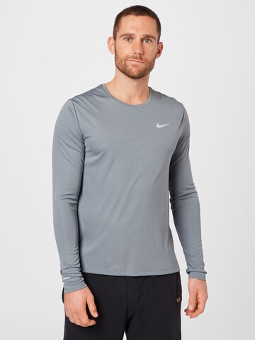 NIKE Functioneel shirt 'Miler' in Grijs: voorkant