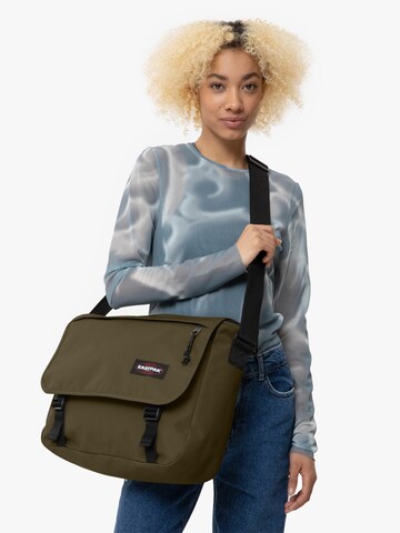 EASTPAK Сумка-мессенджер 'Delegate +' в Зеленый