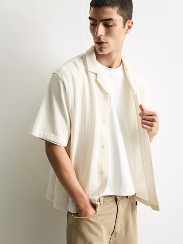 Pull&Bear Comfort fit Button Up Shirt in White: front