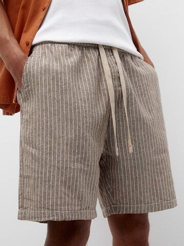 Pull&Bear Regular Shorts in Braun