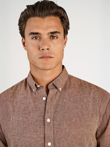 Coupe regular Chemise Lindbergh en marron