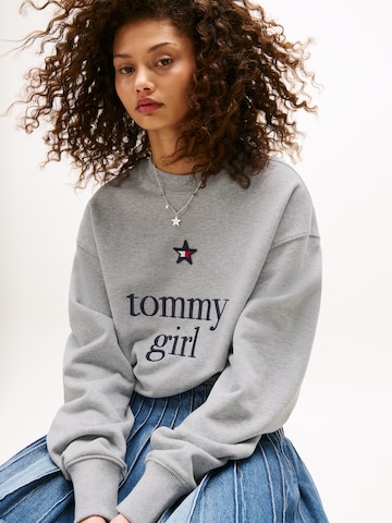 Tommy Jeans Свитшот в Серый