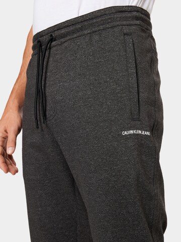Calvin Klein Jeans Tapered Hose 'MILANO' in Grau