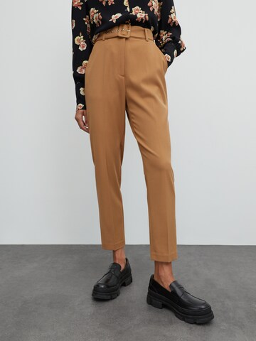 EDITED - Tapered Pantalón de pinzas 'Barbara' en beige: frente