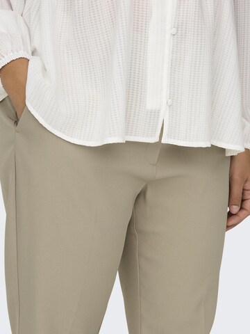 Coupe slim Pantalon à plis ONLY Carmakoma en beige