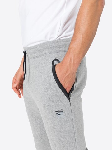 Effilé Pantalon de sport 'Gym' Superdry en gris
