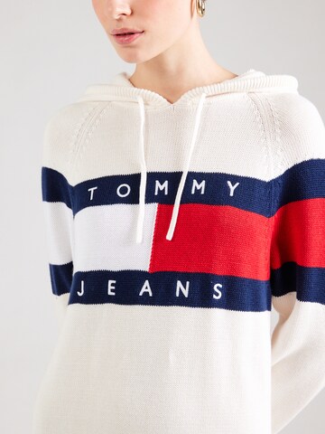 Tommy Jeans Трикотажное платье в Белый