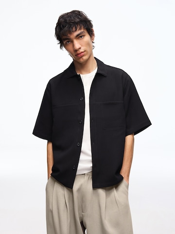 Comfort Fit Cămașă de la Bershka pe negru: față