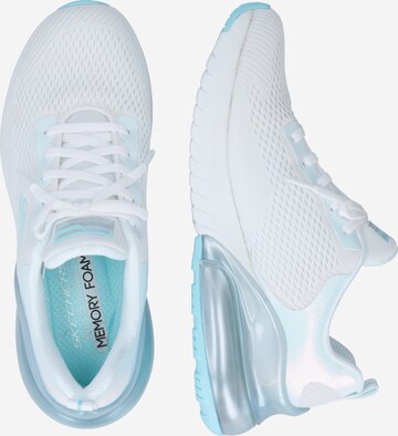 Baskets basses SKECHERS en blanc