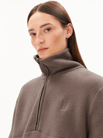 ARMEDANGELS Sweatshirt in Bruin