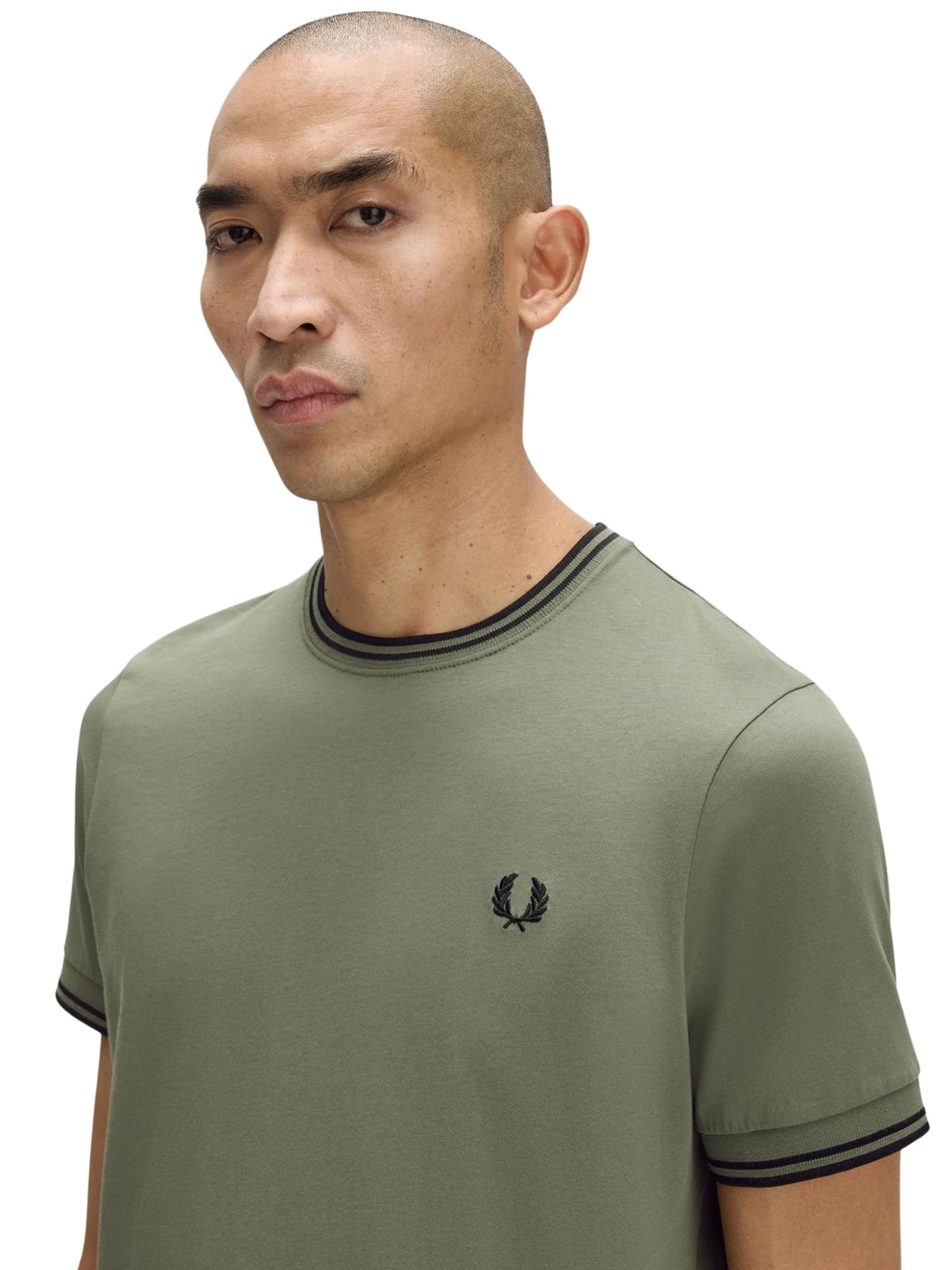 Fred Perry - Camiseta 'Camiseta fred perry verde z50 contrast ribeted tee' en verde