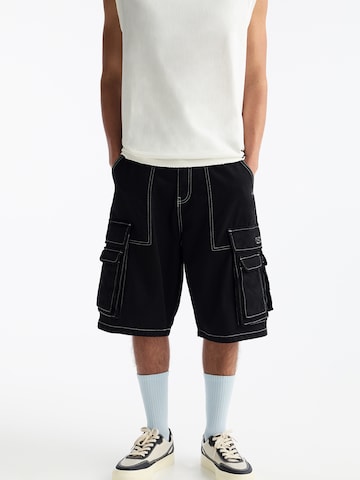 Loosefit Pantaloni eleganți de la Pull&Bear pe negru: față