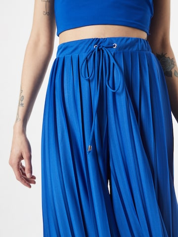 ABOUT YOU Široke hlačnice Hlače 'Caren' | modra barva