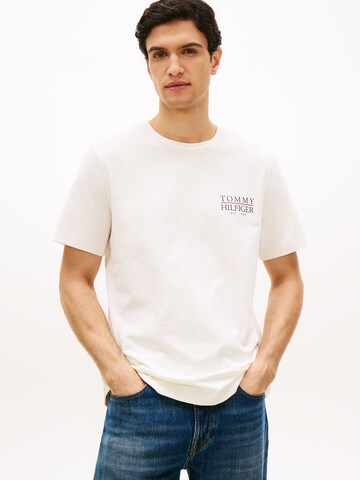 Tricou 'HERITAGE' de la TOMMY HILFIGER pe bej: față