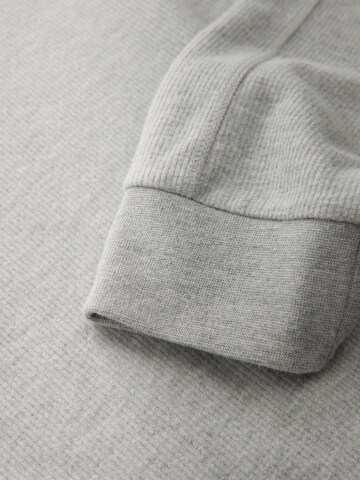 Tricou de la Next pe gri