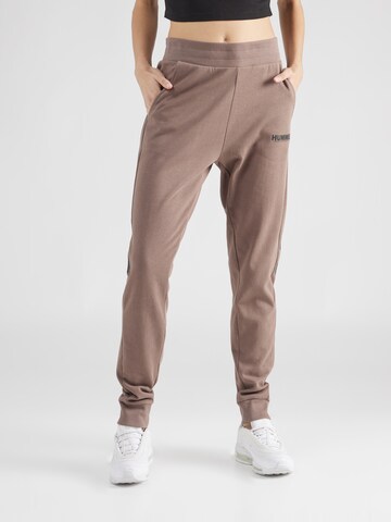 Effilé Pantalon de sport 'LEGACY' Hummel en marron : devant