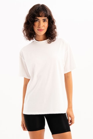 T-shirt Justever en blanc : devant