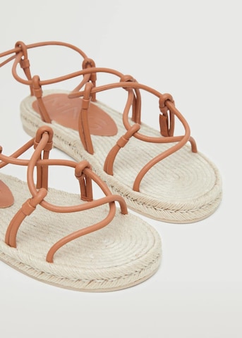 Sandale cu baretă 'Nudito' de la MANGO pe maro