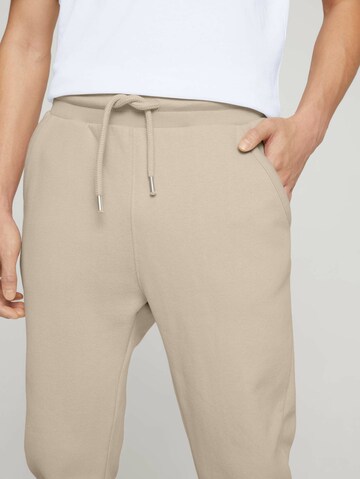 TOM TAILOR DENIM - Tapered Pantalón en beige